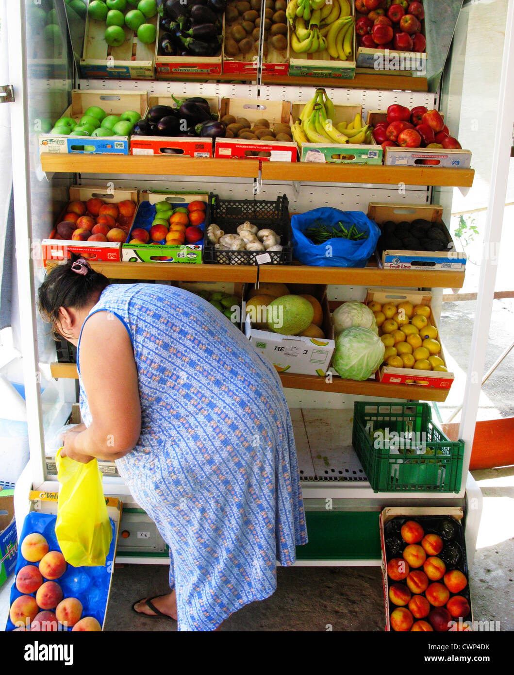 Donna frutto di acquisto da un fruttivendolo, Creta, Grecia Foto Stock