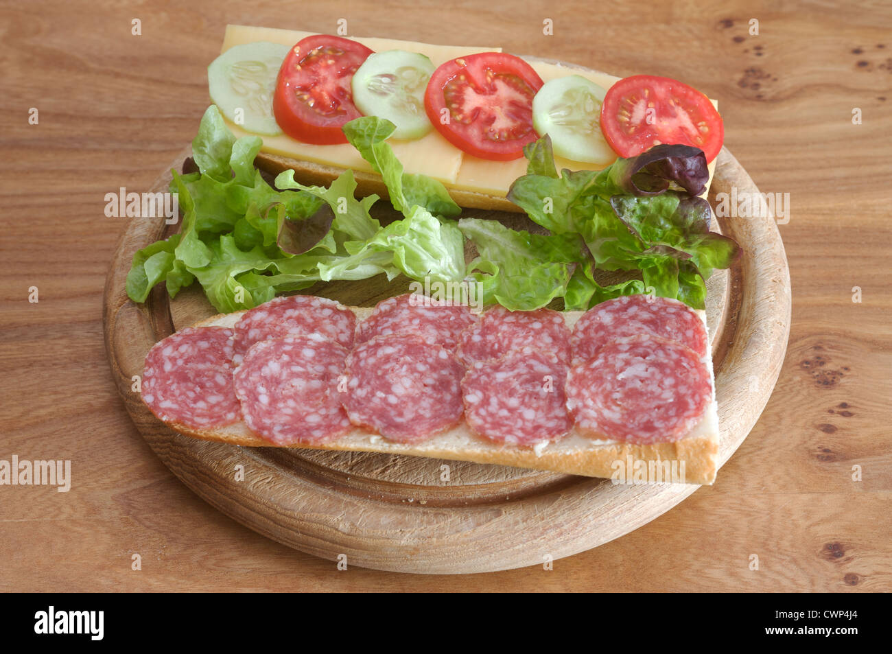 Salame e insalata club sandwich Foto Stock