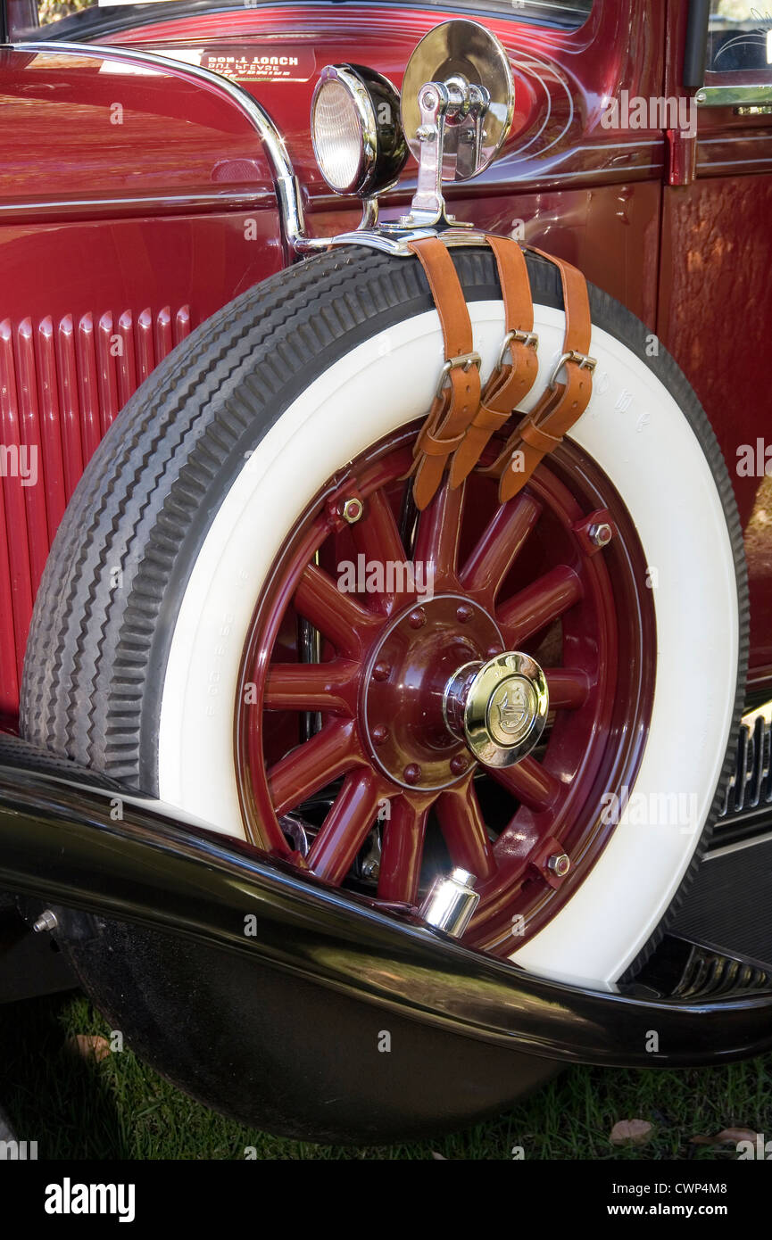 Ruota di scorta pneumatico legato al lato di un'auto d'epoca. Foto Stock