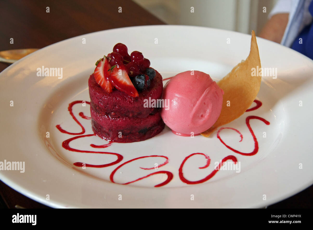 Un raffinato dessert presso un elegante ristorante food Foto Stock