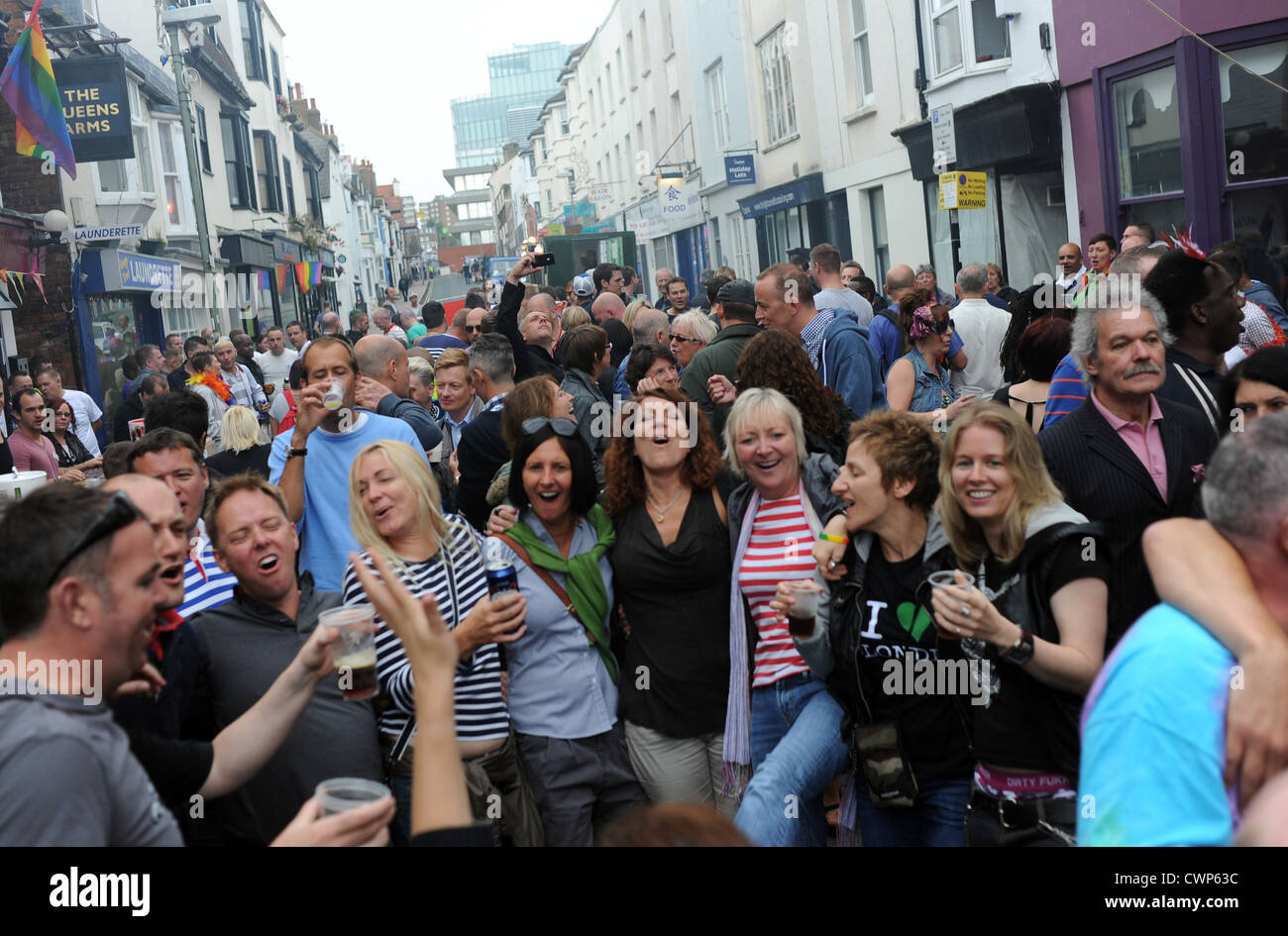 Brighton Regno Unito 2 Settembre 2012 - festaioli godetevi il Villaggio Gay Party in St James Street Brighton oggi . Foto Stock