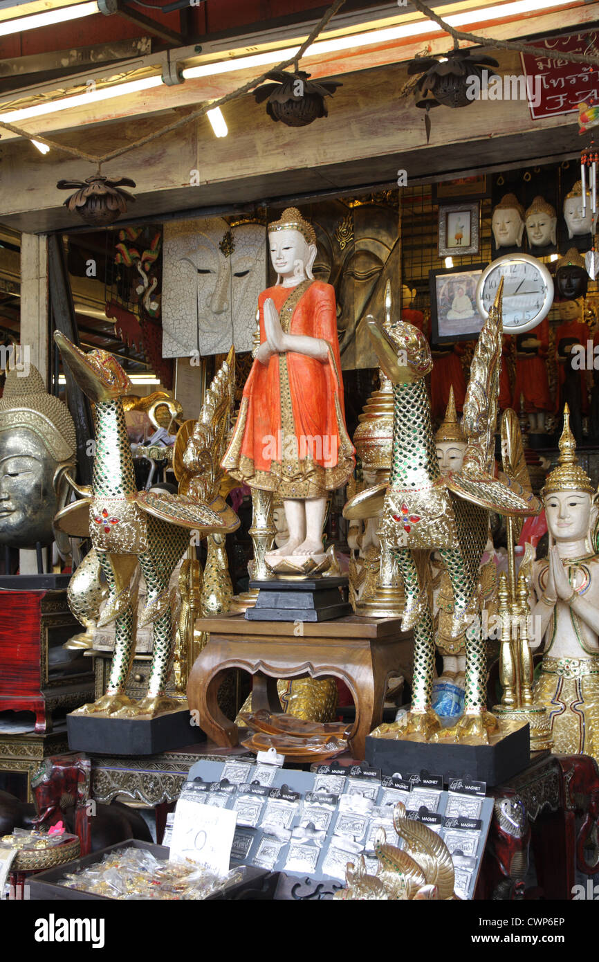 Antico e negozio di articoli di decorazione nel mercato del fine settimana di Chatuchak a Bangkok Foto Stock