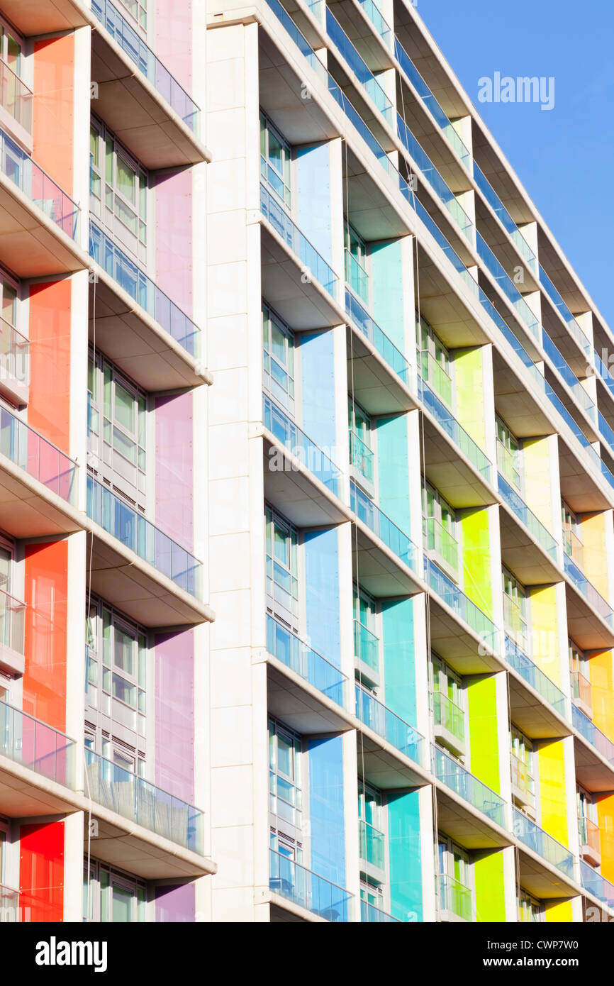 Alto edificio di appartamenti. Un colorato e moderno blocco di appartamenti a Nottingham, Inghilterra, Regno Unito Foto Stock