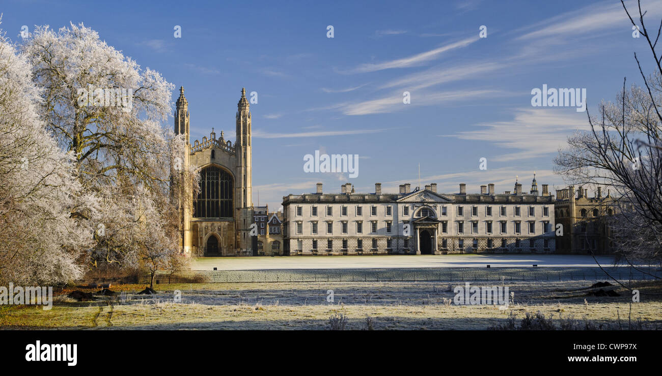 Vista del tardo gotica Cappella, college edifici e alberi in trasformata per forte gradiente frost, visto dal dorso, King's College Chapel, Gibbs' Foto Stock Vista del tardo gotica Cappella, college edifici e alberi in trasformata per forte gradiente frost, visto dal dorso, King's College Chapel, Gibbs' Foto Stock
