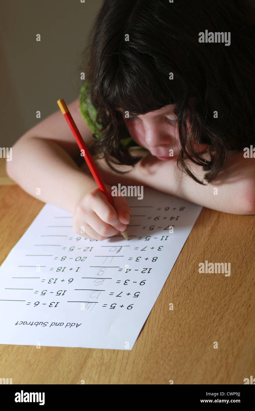 Bambina facendo i compiti di matematica Foto stock - Alamy