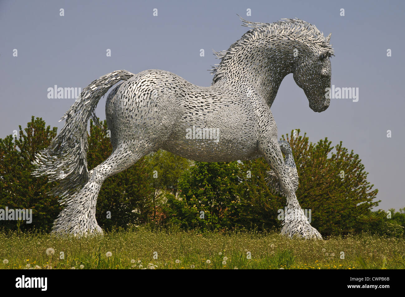 Scultura di metallo del Gypsy Cob cavallo installato sulla rotonda, scolpita da Robert Scott, Belvedere, Bexley, Kent, Inghilterra, aprile Foto Stock