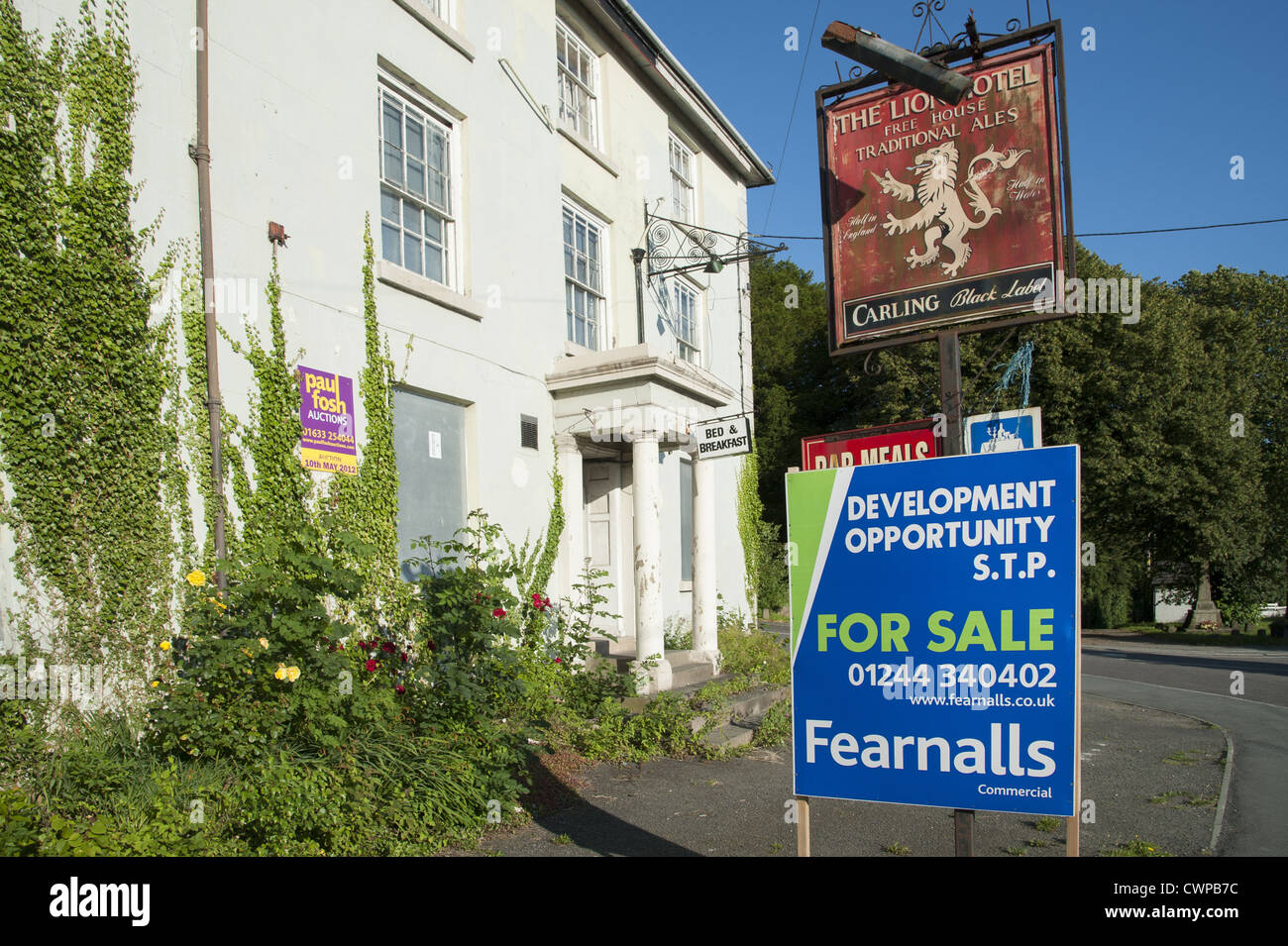" Per la vendita " segno al di fuori di zone depresse public house, The Lion Hotel, Llanymynech, Shropshire, Inghilterra, luglio Foto Stock