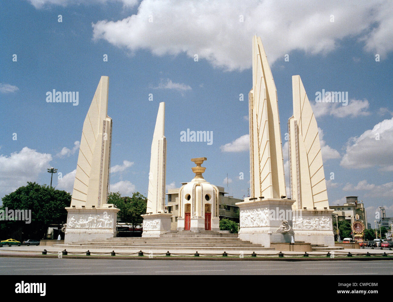 La democrazia è un monumento a Bangkok in Tailandia in estremo oriente Asia sudorientale. statua scultura arte storia moderna design storico travel Foto Stock