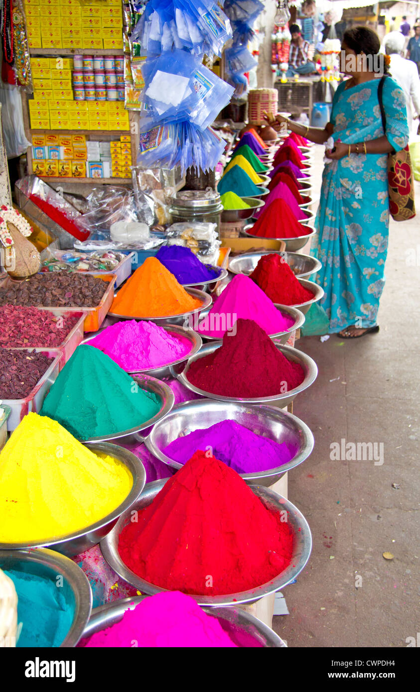 Vernice colorata POLVERI PER VENDITA, Mysore mercato,l'INDIA Foto Stock