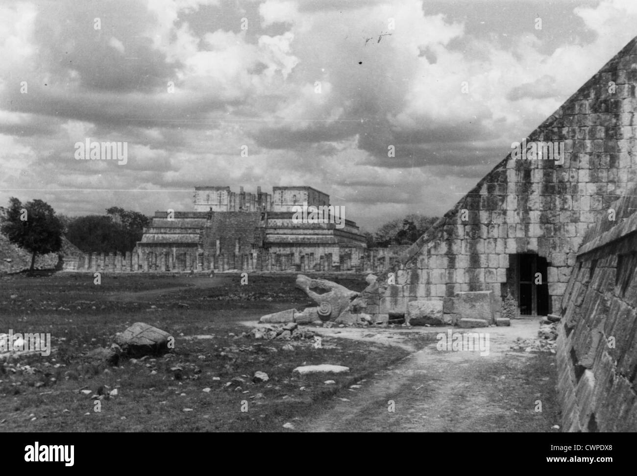 Guatemala America Centrale Luglio 1947 maya la civiltà maya rovine piramidi architettura in pietra Foto Stock