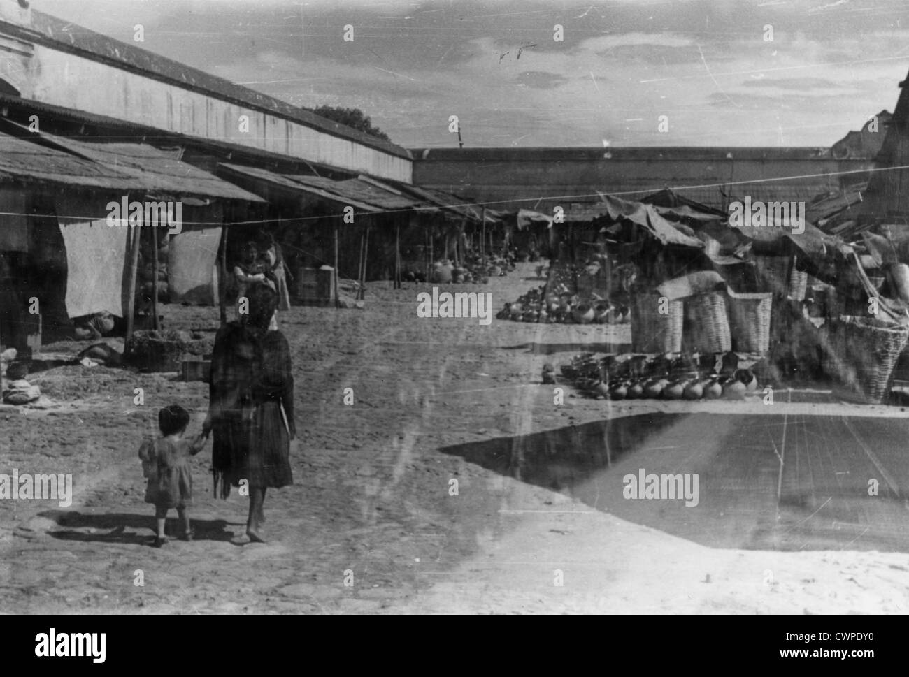 Guatemala America Centrale Luglio 1947 donna holding childs mano mercato mercato villaggio Maya maya Foto Stock