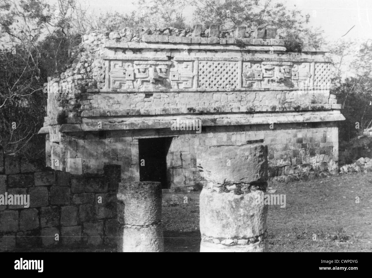 Guatemala America Centrale Luglio 1947 rovine maya maya pietra geroglifici Foto Stock