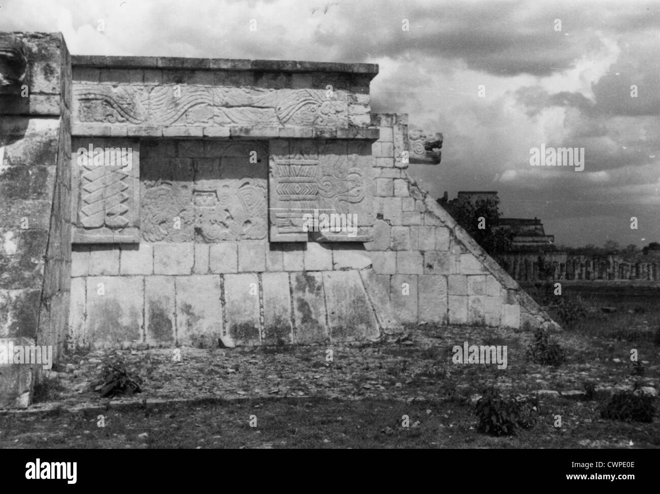 Guatemala America Centrale Luglio 1947 piramide Maya le rovine in pietra della civiltà Maya perduta geroglifici Foto Stock