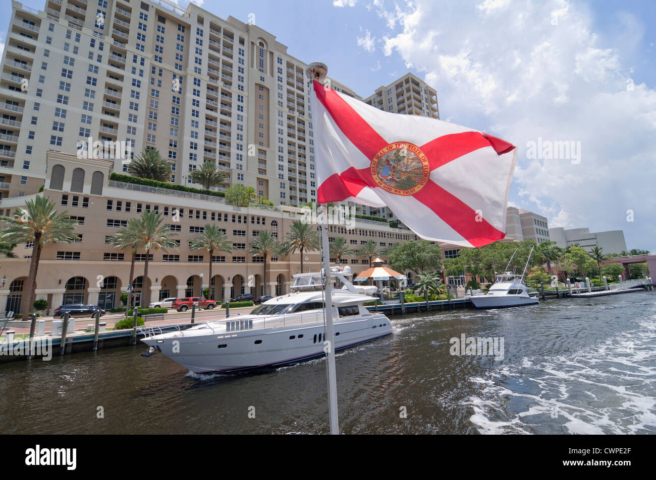 Una crociera più a monte di Fort Lauderdale, Florida's New River, prende i barcaioli passato case di lusso, yacht e la frenetica vita cittadina. Foto Stock