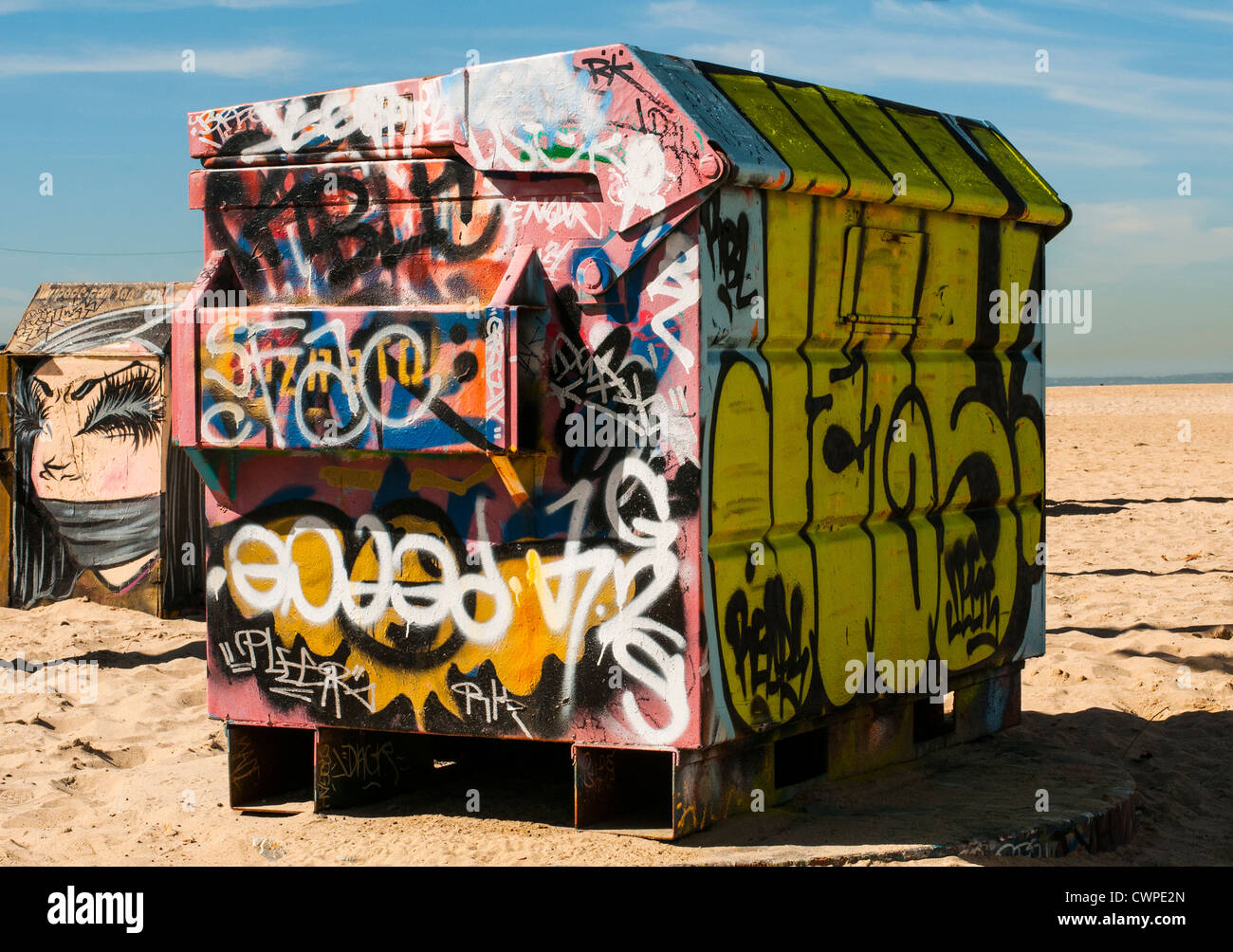 Graffiti dumpster dipinta su Venice Beach, CA, Stati Uniti d'America Foto Stock