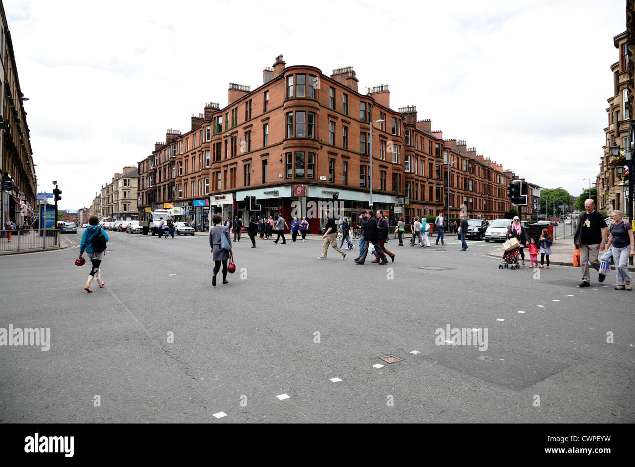 Byres Road nel West End di Glasgow, persone che attraversano Byres Road e Highburgh Road all'incrocio con University Avenue Foto Stock