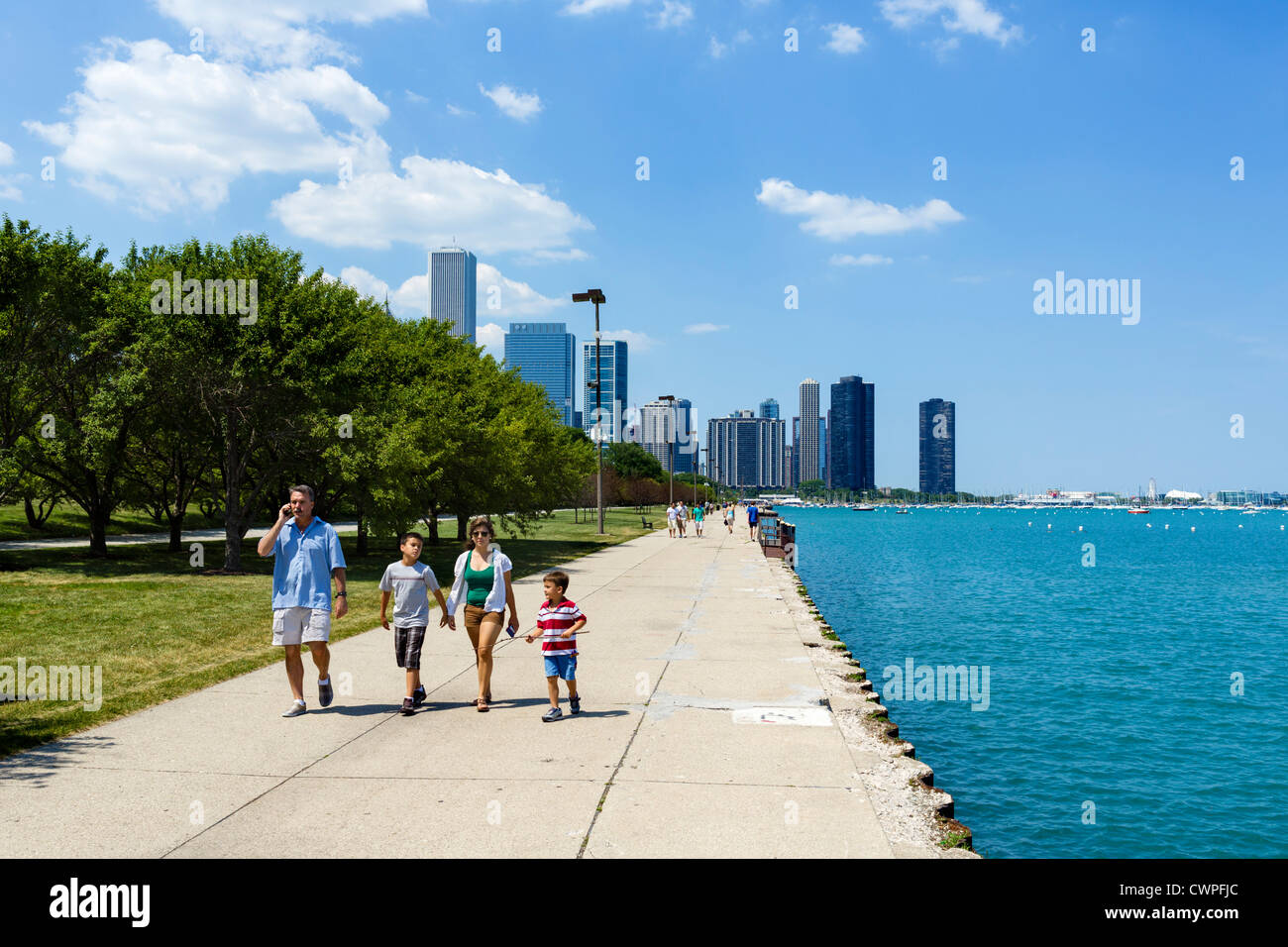 Famiglia passeggiate lungo il lago di Grant Park, il lago Michigan, Chicago, Illinois, Stati Uniti d'America Foto Stock