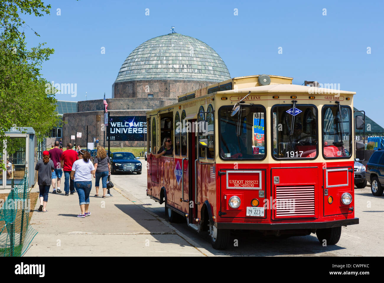 Gray Line Trolley Tour di fronte al Planetarium Adler sul Museo del Campus di Grant Park, Chicago, Illinois, Stati Uniti d'America Foto Stock