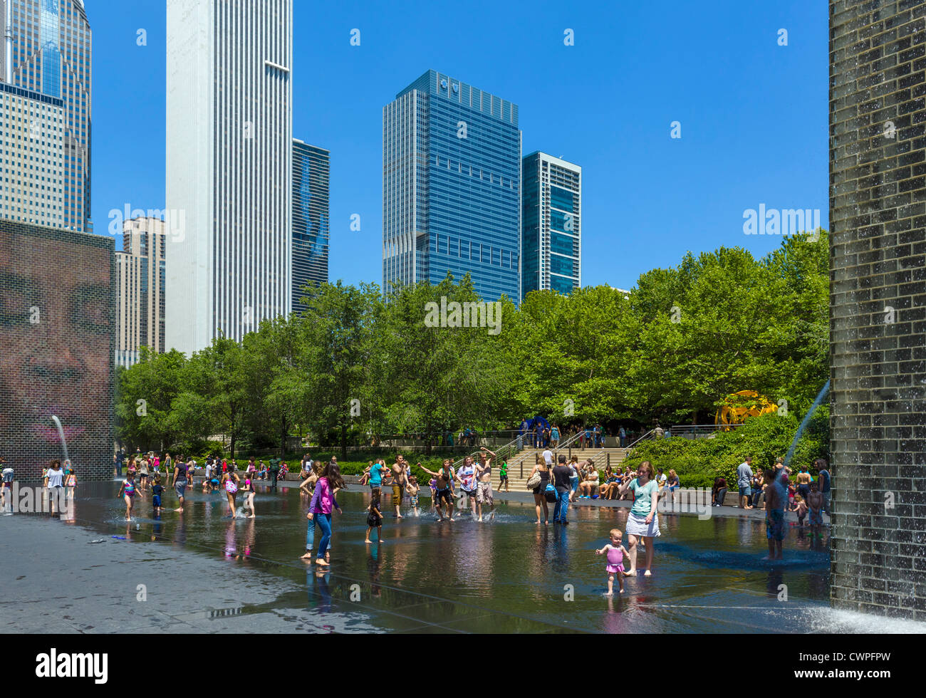 Persone il raffreddamento in corona la fontana nel Millennium Park nel corso di un inizio di canicola estiva, Chicago, Illinois Foto Stock