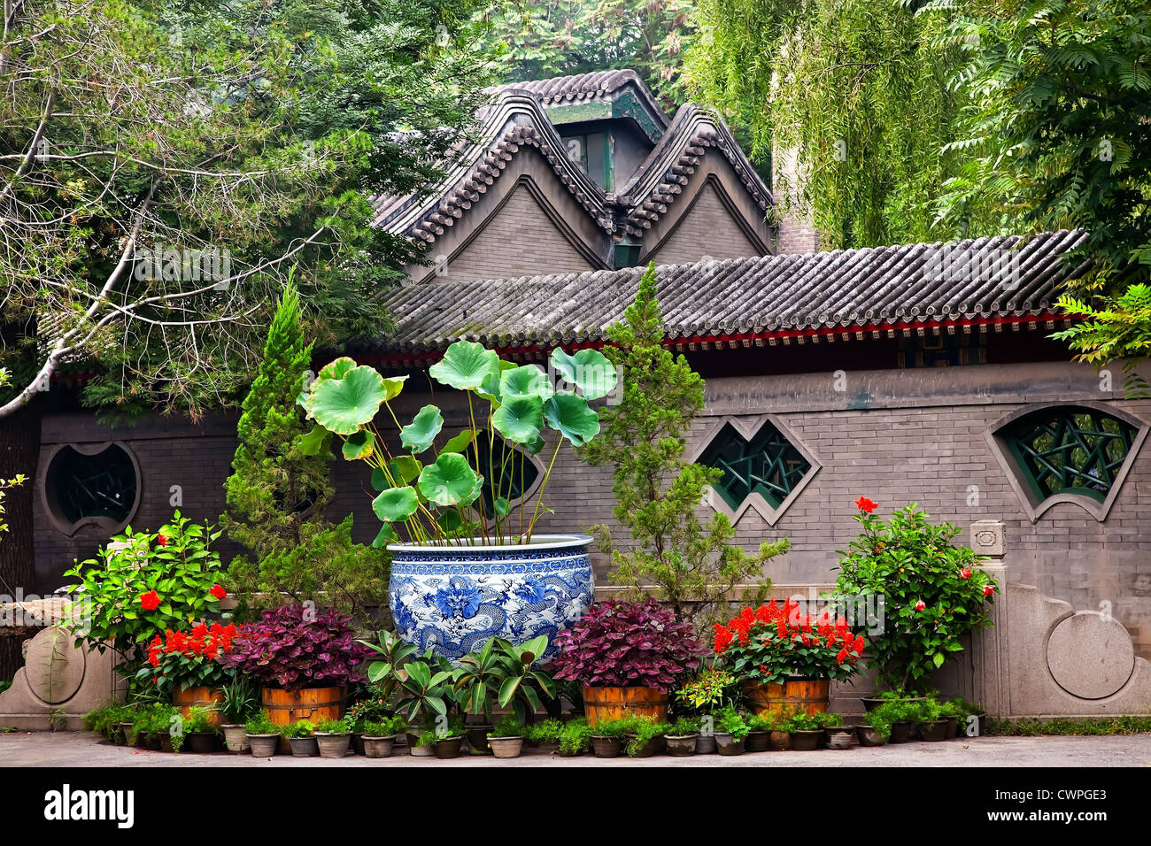 Giardino pareti Vaso di porcellana ex residenza di Soong Ching-Ling, moglie di Sun Yat-Sen, Pechino Cina. Foto Stock