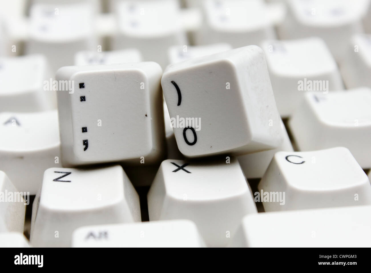 Due tasti allentate su una tastiera, che formano il codice per una faccina Foto Stock