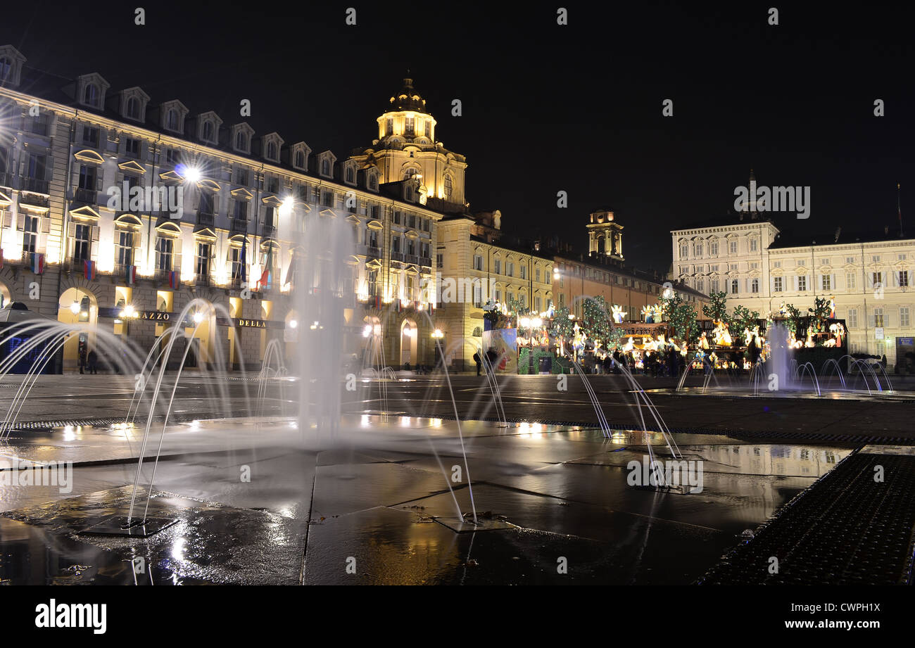Piazza Castello e Palazzo Reale di Torino, Italia, di notte Foto Stock