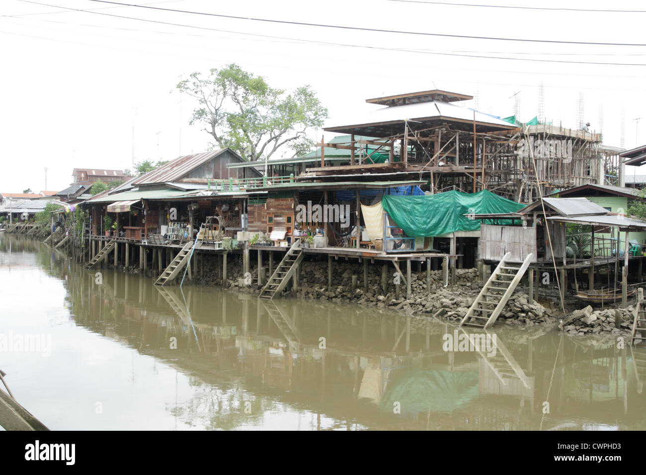 Thai casa in legno sul canale di Amphawa Foto Stock