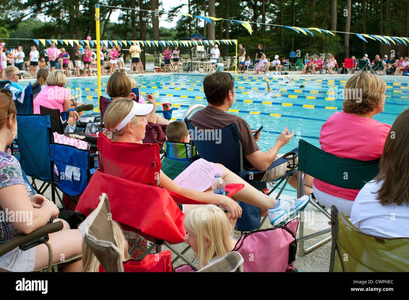 I genitori guardare quartiere Swim Meet dalla piscina Foto Stock