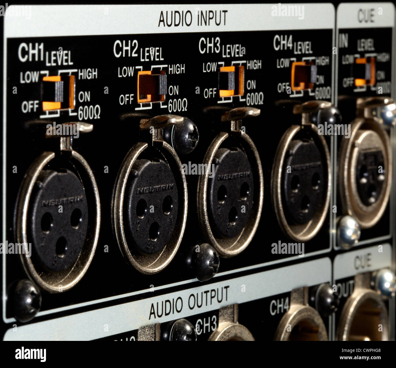 Macro colpo di ingressi XLR sul retro del videoregistratore professionale Foto Stock