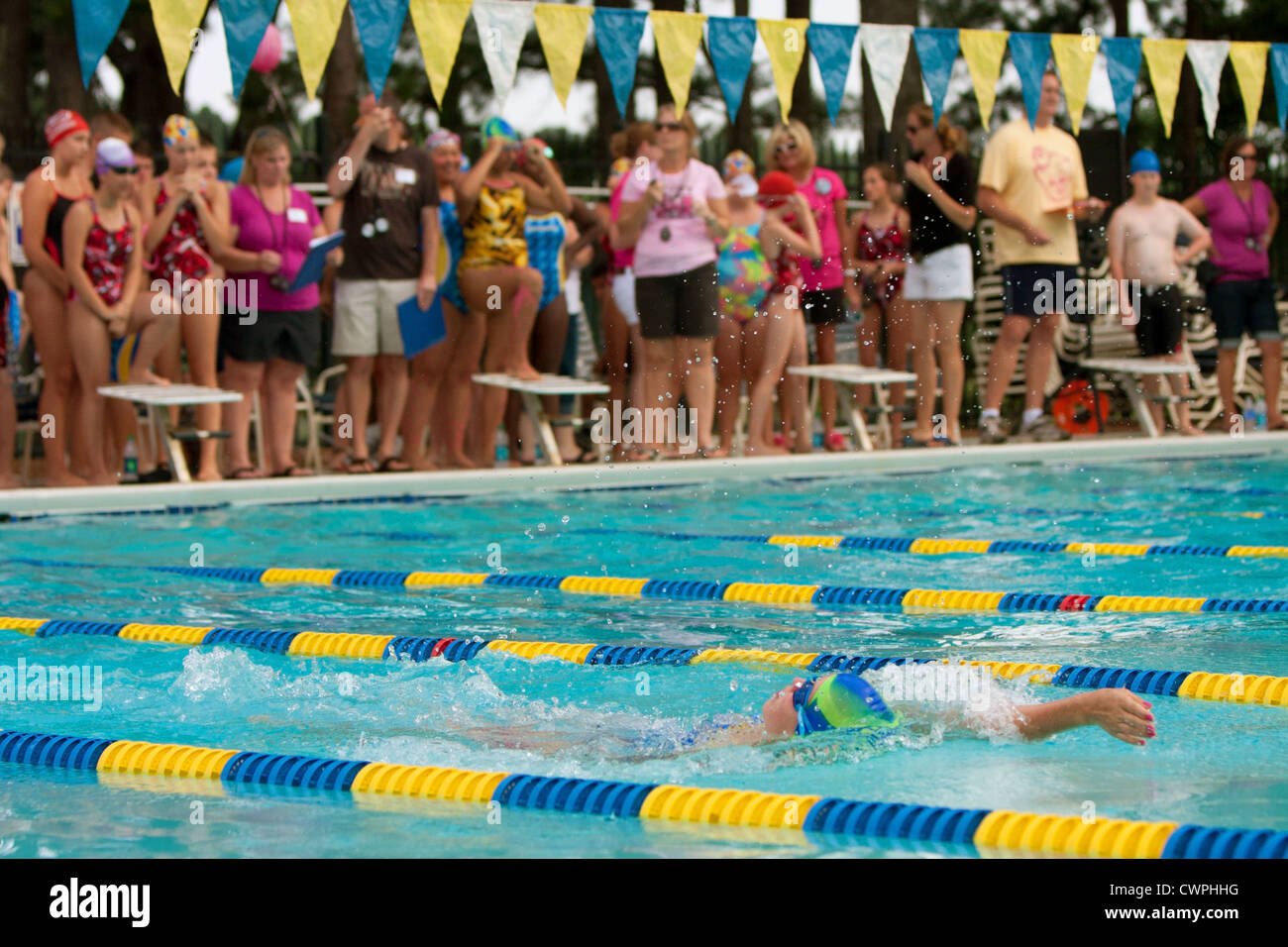 Gioventù Femminile nuotatore non dorso In Swim Meet Foto Stock