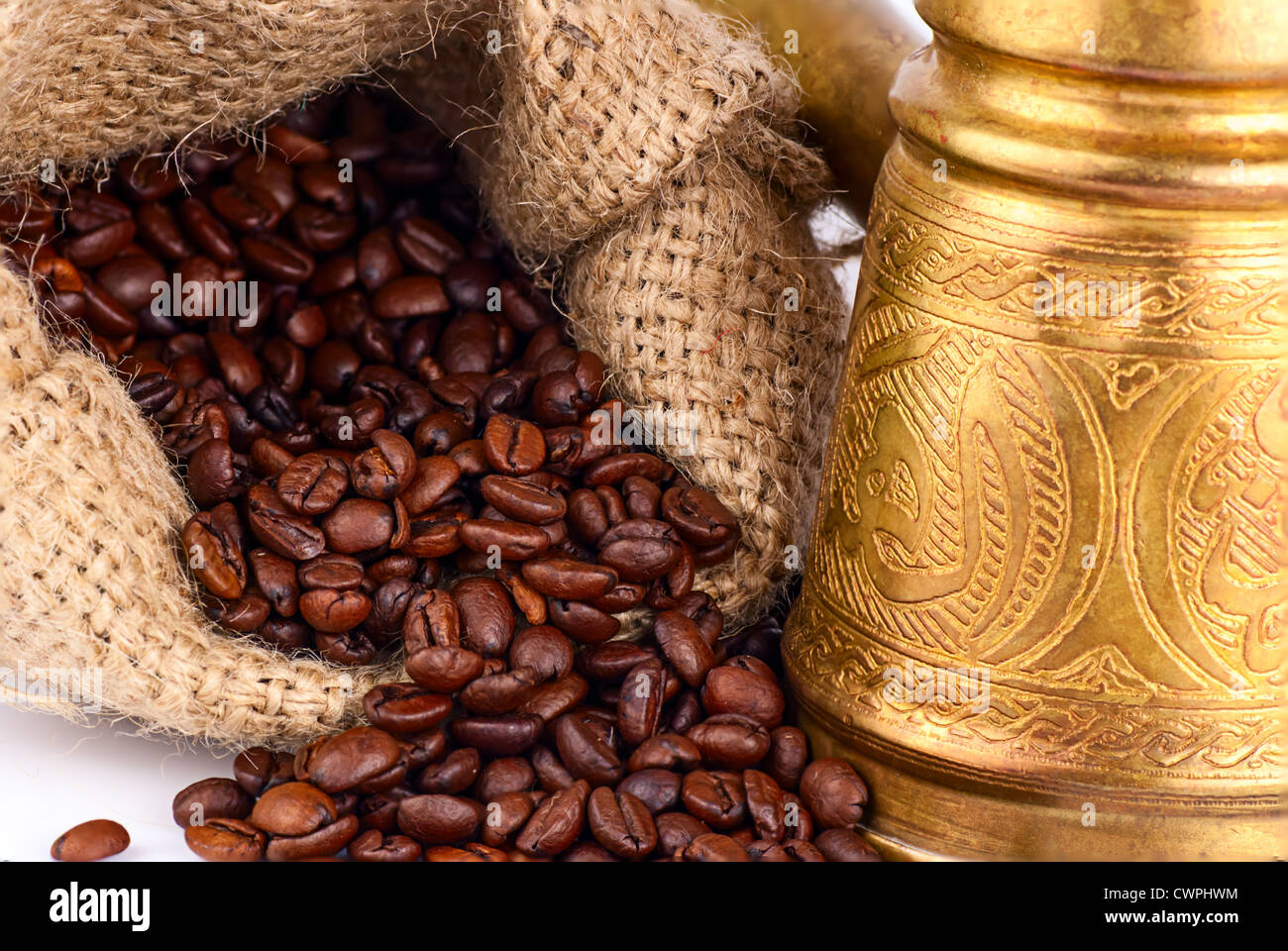 Arabo rame antico turchi e disperse i grani di caffè Foto Stock