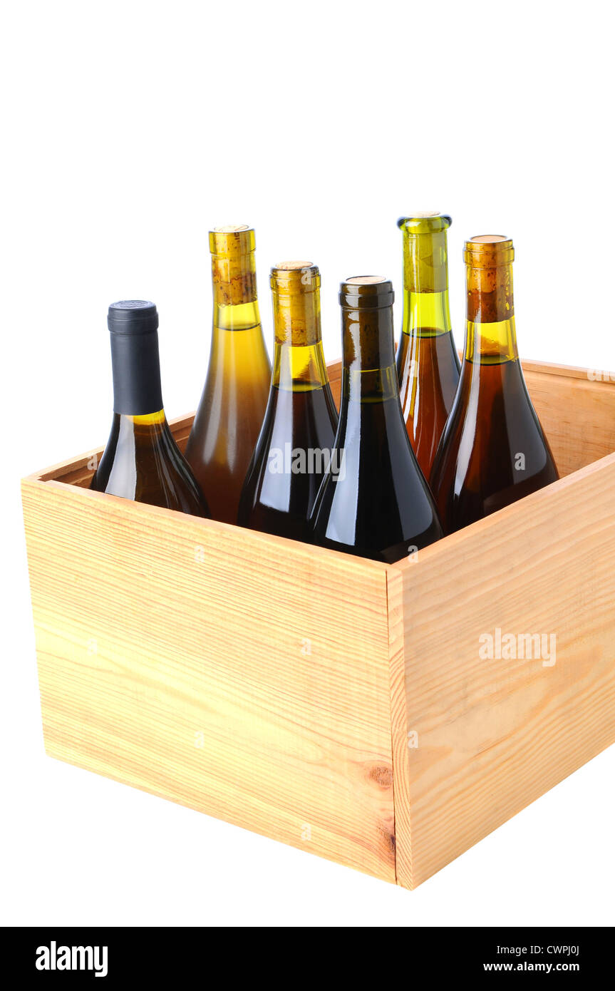 Sei bottiglie di vino Chardonnay in piedi in una scatola di legno su uno sfondo bianco Foto Stock