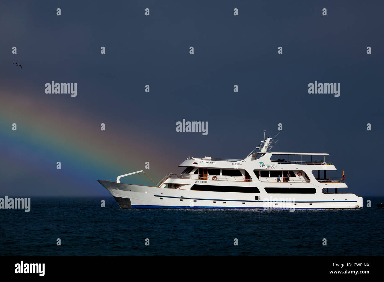 Lo yacht, il Grand Odyssey avvicinando un arcobaleno vicino Isola James, Galapagos Foto Stock