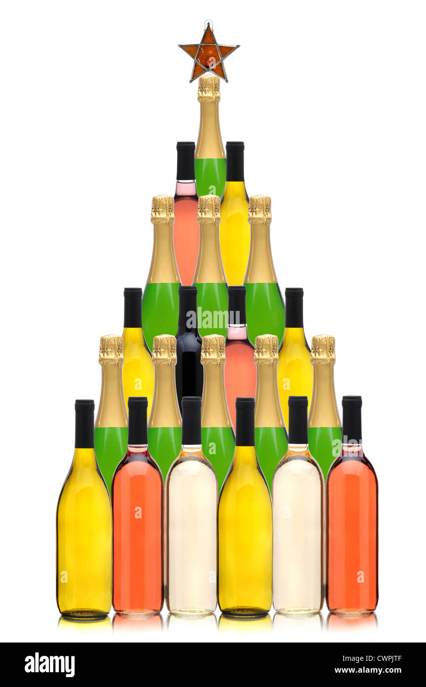 Albero di Natale fatto di forma al di fuori del vino e bottiglie di champagne con una stella sulla bottiglia superiore Foto Stock