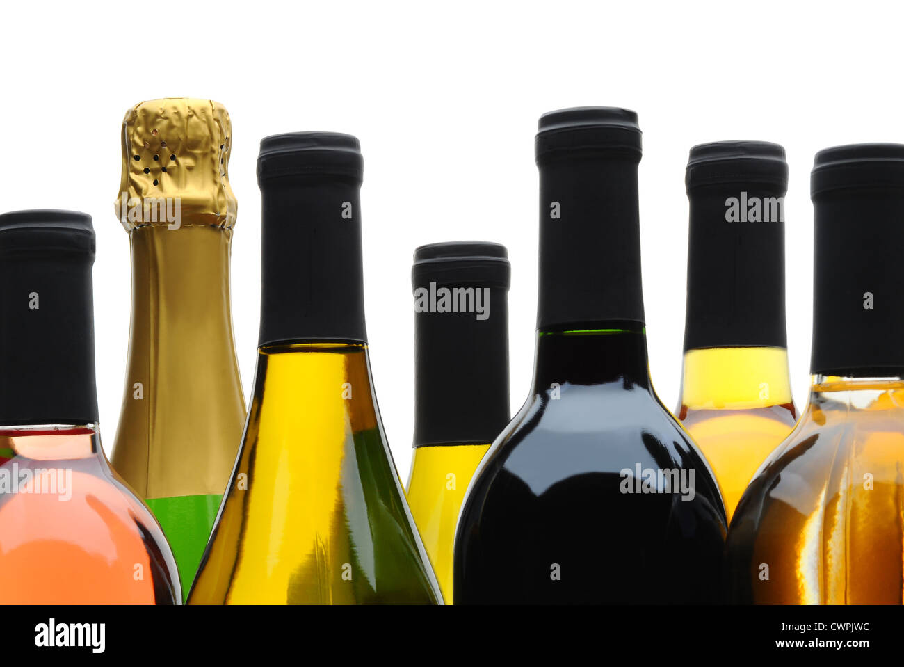 Chiudere il gruppo di vino e bottiglie di champagne su uno sfondo bianco. Foto Stock