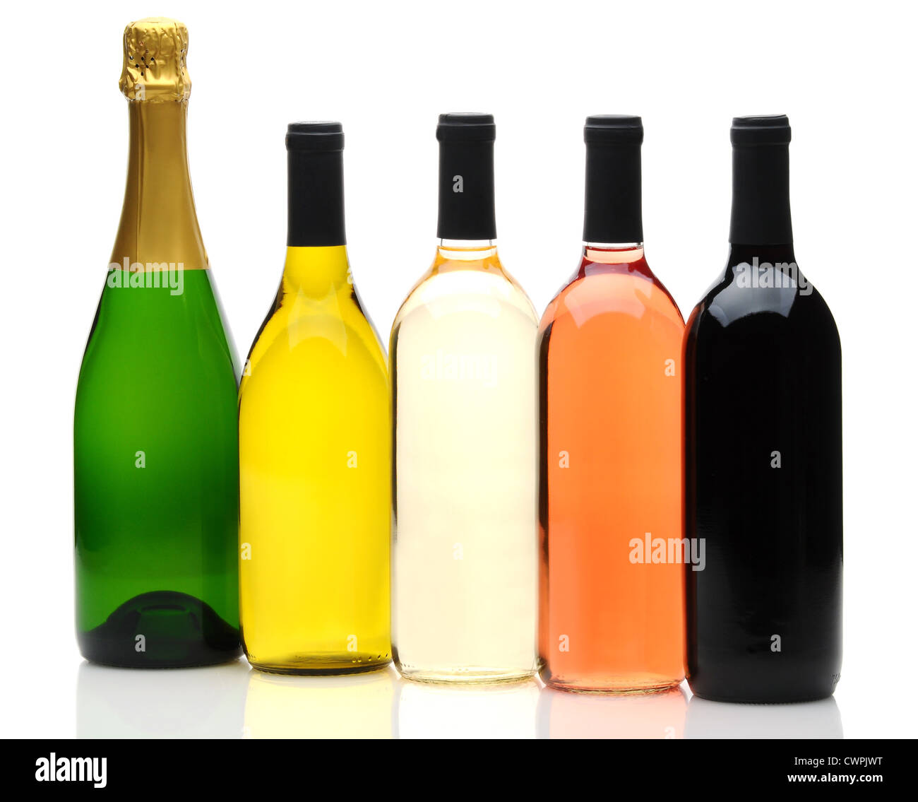 Un gruppo di cinque vino e bottiglie di champagne su uno sfondo bianco. Bottiglie non hanno etichette e riflessione in primo piano. Foto Stock