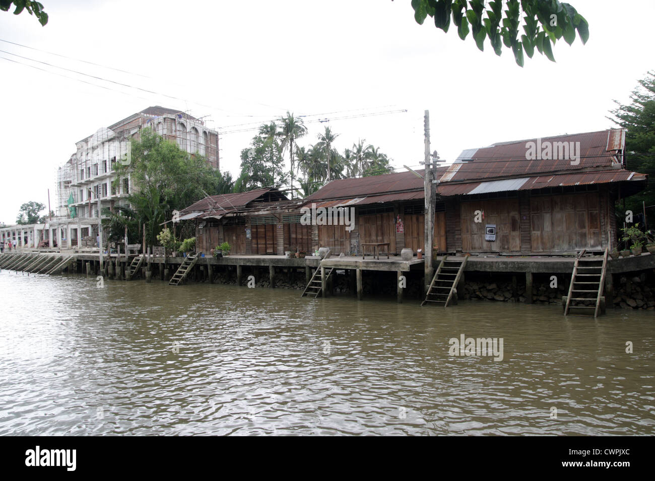 Thai casa in legno sul canale di Amphawa Foto Stock