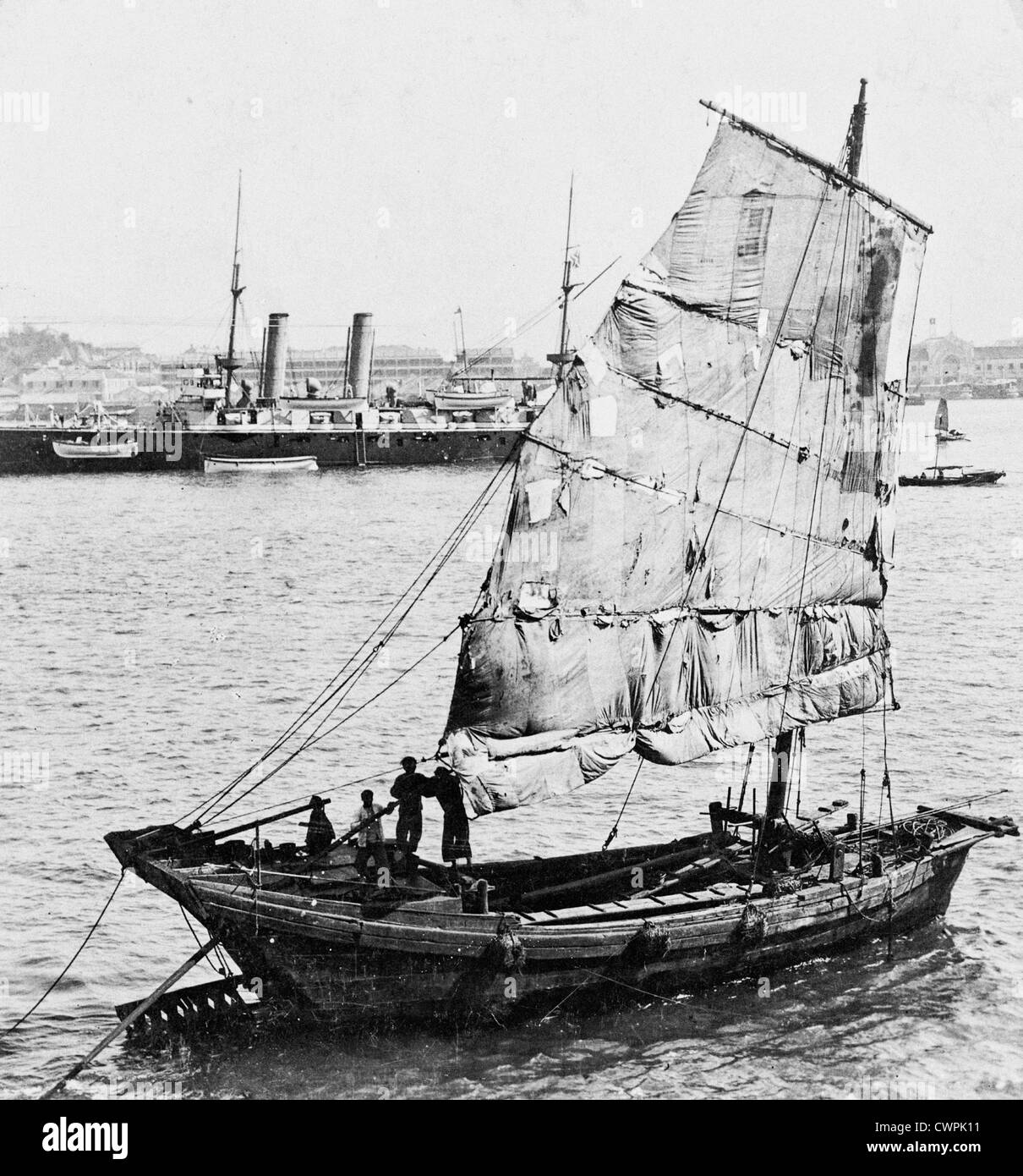 Antico e moderno - giunca Cinese e la corazzata inglese, Hong Kong, Cina, 1902 Foto Stock