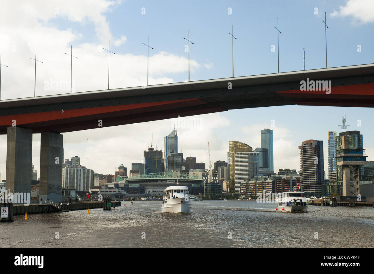 Ponte Bolte porta il Citylink Tollway (Tullamarine Freeway) oltre la Yarra e il porto di Melbourne al Docklands Foto Stock