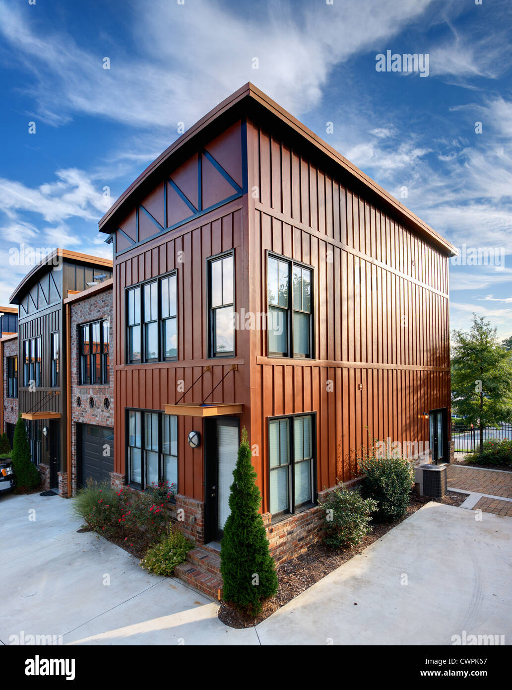 Un angolo edificio di appartamenti Foto Stock