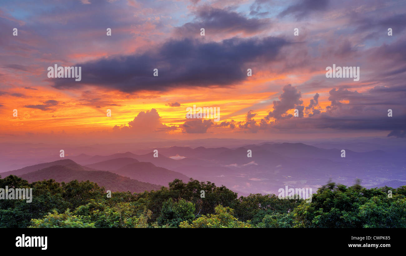 Cima osservatorio di notte su Brasstown Bald in Georgia, Stati Uniti d'America. Foto Stock