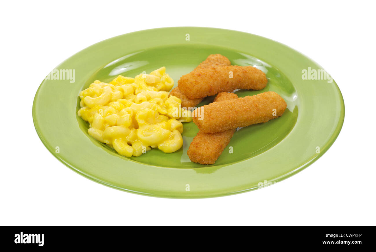 Un piccolo pasto di pesce bastoni con maccheroni e formaggio su una piastra verde contro uno sfondo bianco. Foto Stock