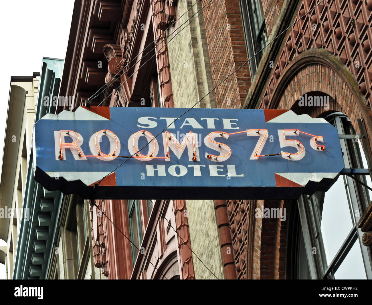 Vista in dettaglio facciata ornata & vintage restaurati segno al neon di gentrified ex hotel & topaia Pioneer Square District Seattle Foto Stock