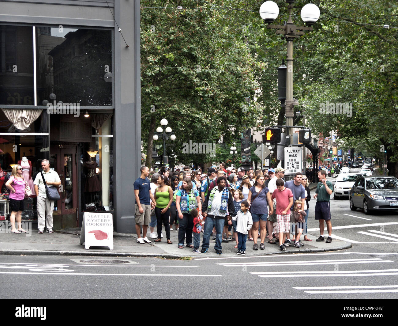 Folla multietnica sirene di Seattle soccer fans passando attraverso la Pioneer Square dopo la visione di squadra sconfitta Vancouver Cappucci bianchi Foto Stock