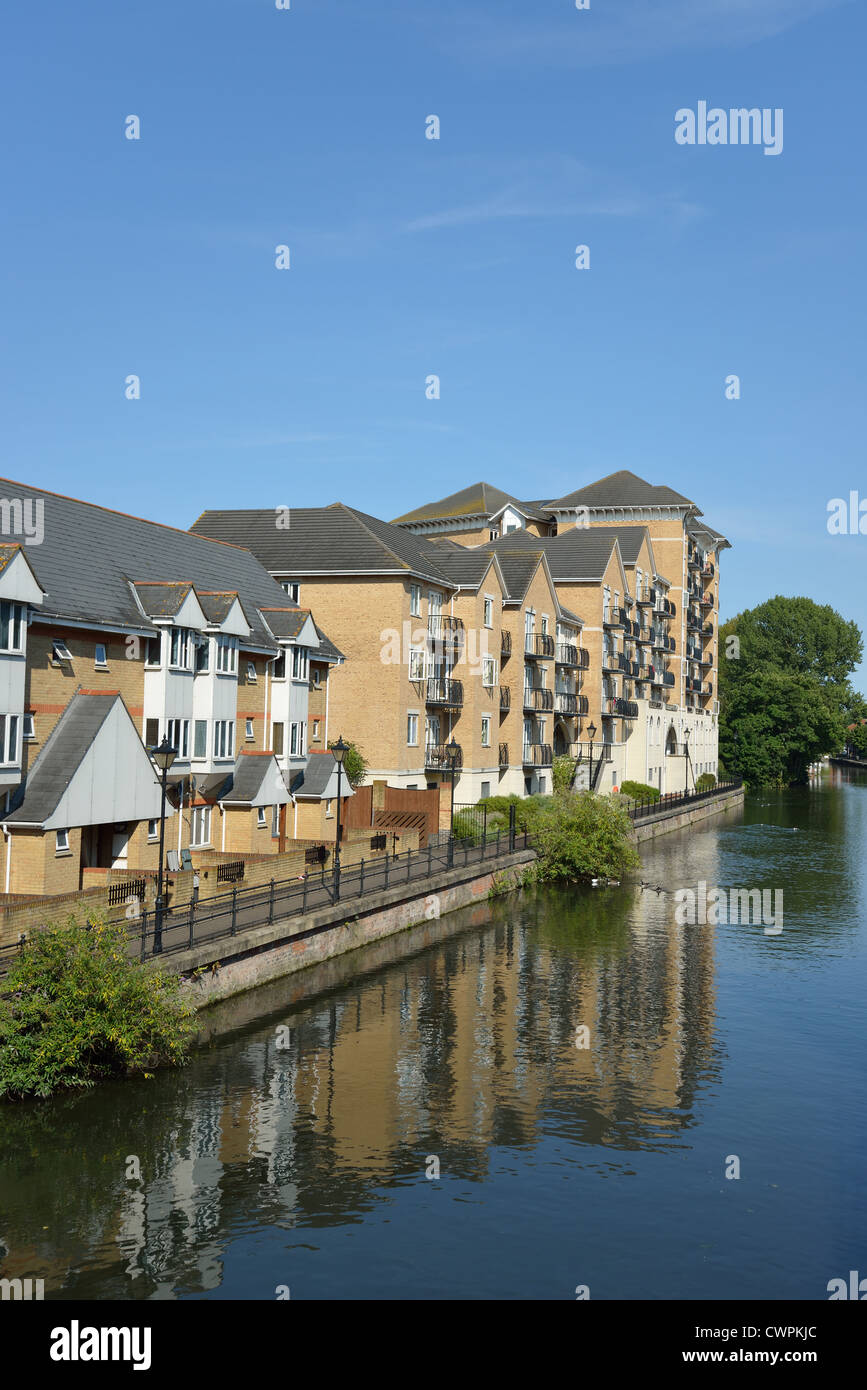 Edifici di appartamenti sul Santo Brook, Reading, Berkshire, Inghilterra, Regno Unito Foto Stock