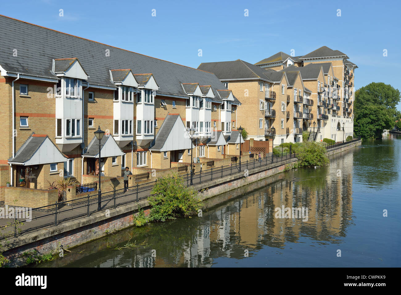 Edifici di appartamenti sul Santo Brook, Reading, Berkshire, Inghilterra, Regno Unito Foto Stock