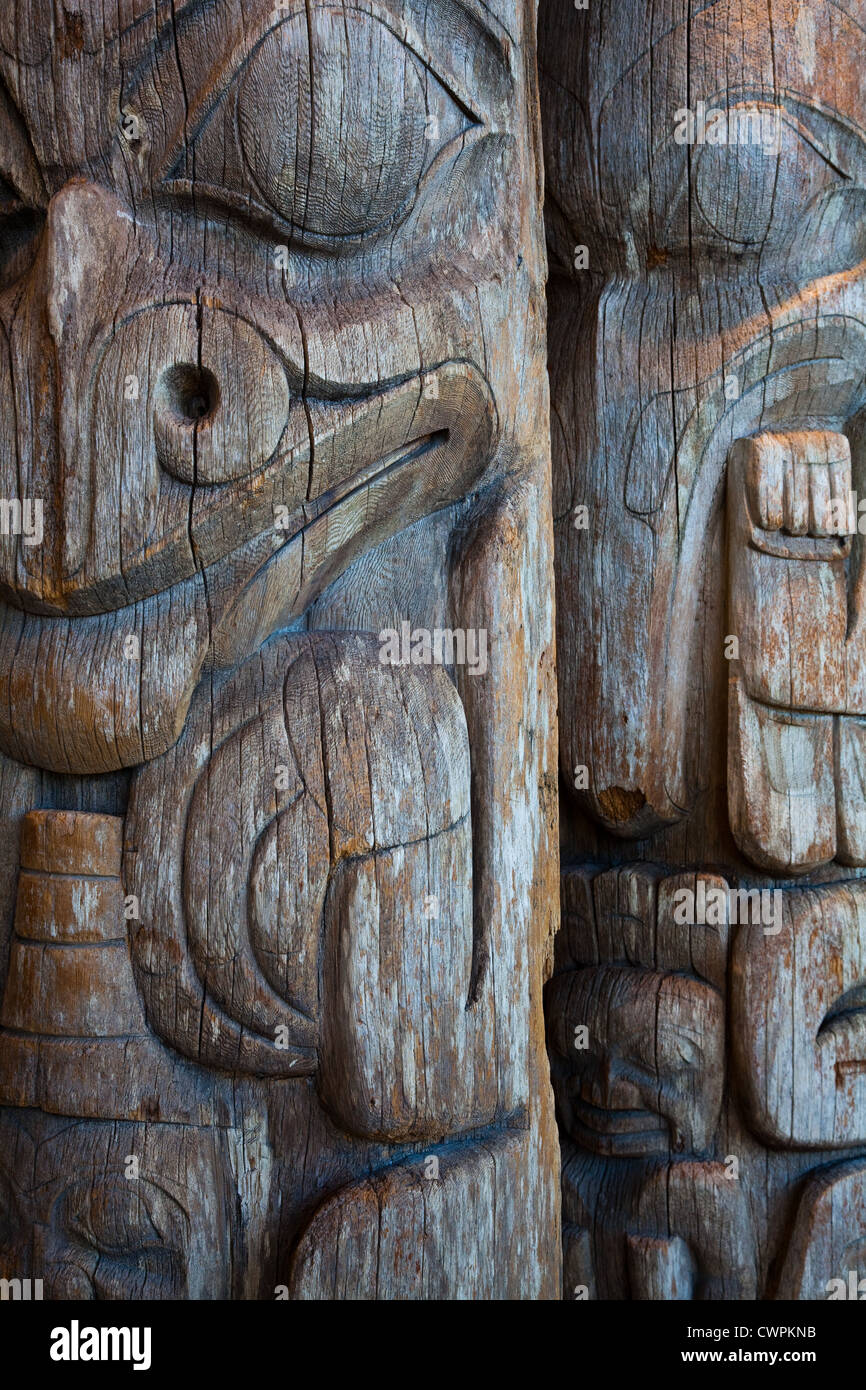 Esempio di recupero di totem di cedro in mostra in un museo di Vancouver, Canada Foto Stock