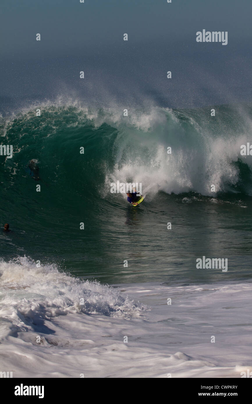 Surfer a cavallo di un enorme ondata a cuneo di Newport Beach in California nel settembre 2012 Foto Stock