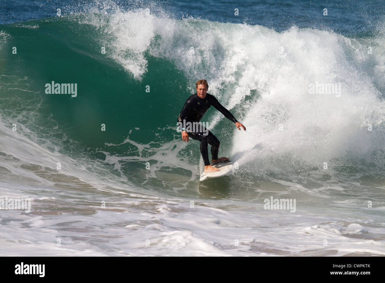 Surfer a cavallo di un onda al cuneo di Newport Beach in California nel settembre 2012 Foto Stock