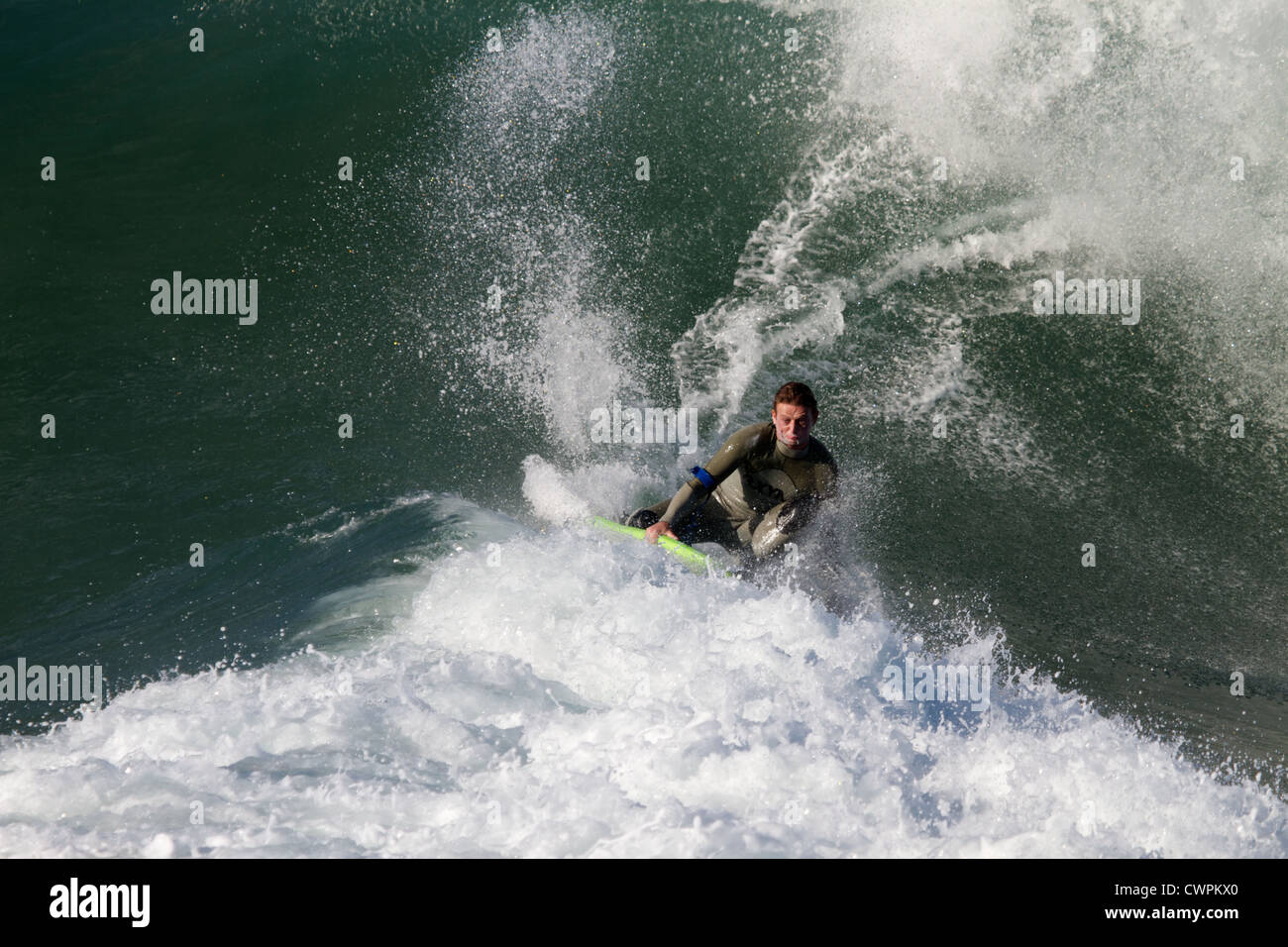 Bodyboarder a cavallo di un enorme ondata a cuneo di Newport Beach in California nel settembre 2012 Foto Stock